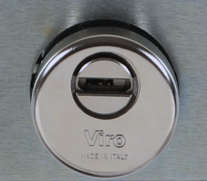 Détail de la rosace de sûreté avec platine rotative anti-perçage qui protège le cylindre des serrures Viro série 1.8270.