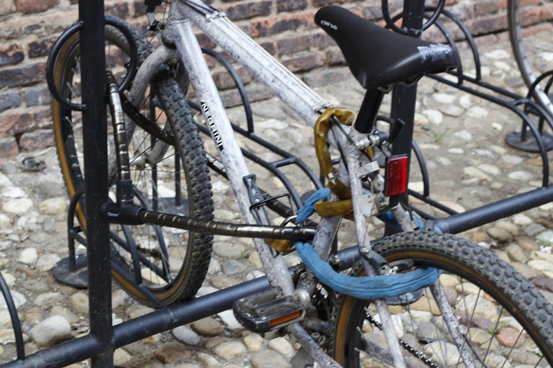 Ici, la roue et le cadre sont attachés à un point fixe avec un câble blindé. Une chaîne lie en revanche la roue arrière.