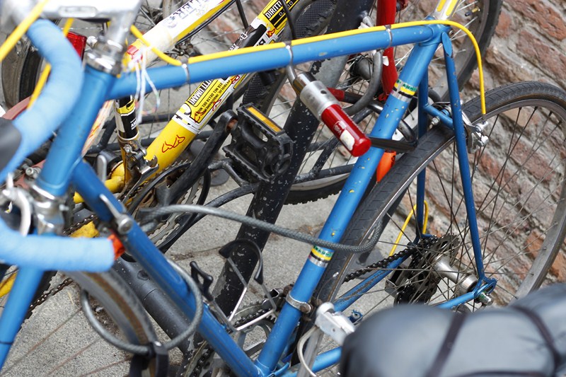 Le cadre est ancré à un point fixe avec un cadenas en U qui verrouille aussi un gros câble qui relie les 2 roues.