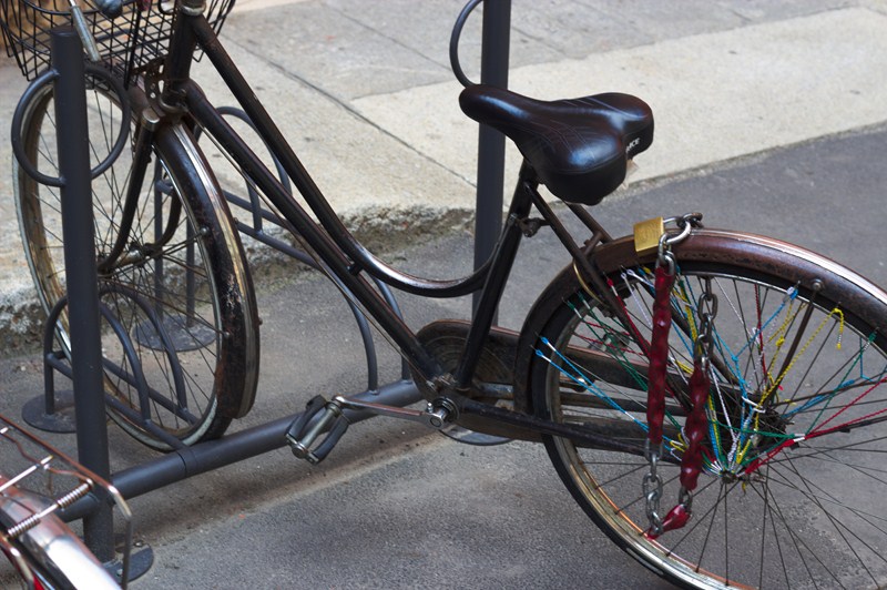 Seule la roue arrière est attachée : on peut prendre et emporter le vélo sans aucun problème.